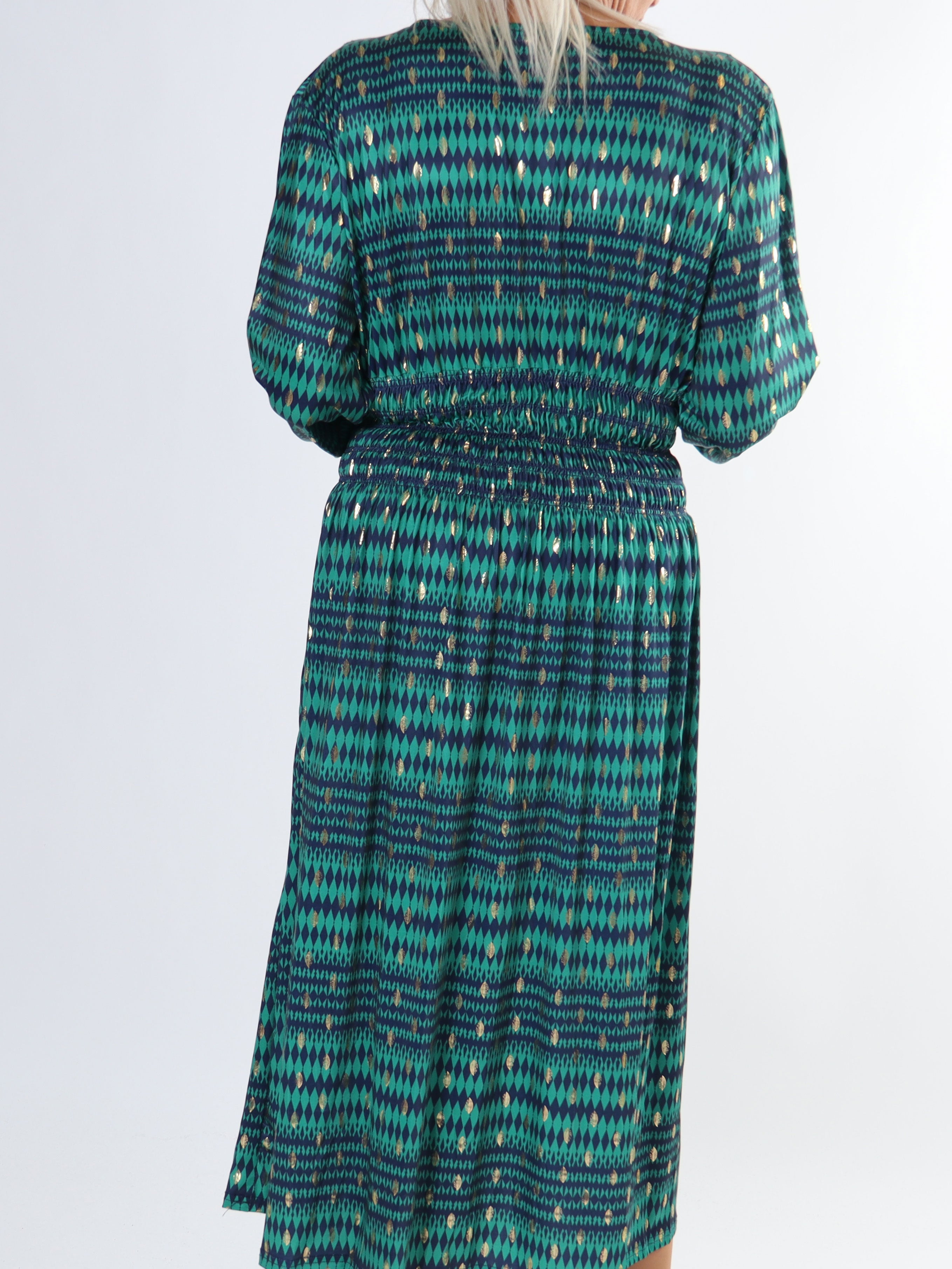 Pams Stripe Midi L/S - Plus size mønstret kjole med gulddetaljer